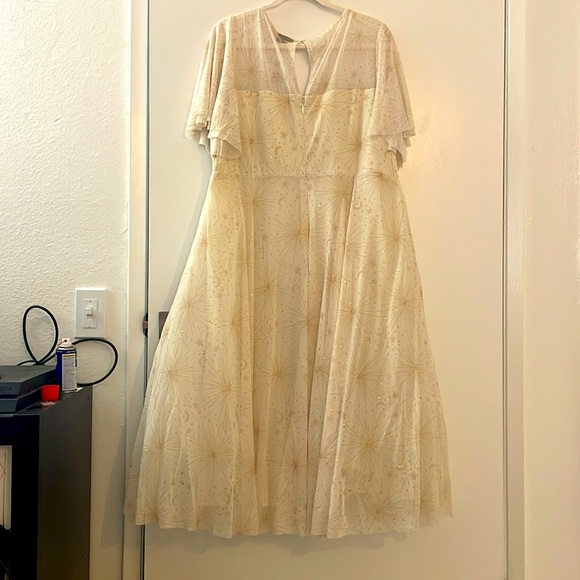 NWT TORRID DRESS - STAR MOON PRINT - MIDI A-LINE MESH FLUTTER SLEEVE PLUS SIZE - Picture 4 of 6